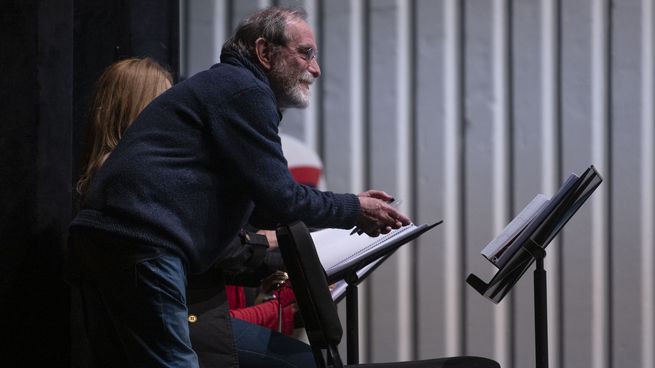 El director escénico Szuchmacher, en pleno trabajo con Werther (Foto: Juanjo Bruzza - Gentileza Teatro Colón).