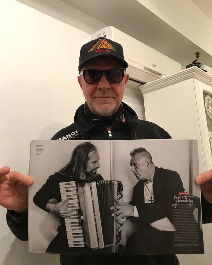 I respect.  León Gieco shows a photo of Iorio next to Chango Spasiuk.
