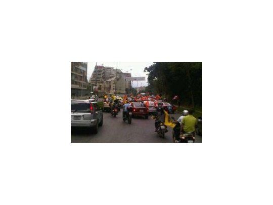 Caravana que acompañó a Chávez en su lanzamiento para la presidencia. Foto: El Nacional de Venezuela.