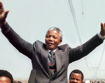 Nelson Mandela, el símbolo de la lucha del pueblo negro y por la abolición del apartheid en Sudáfrica.