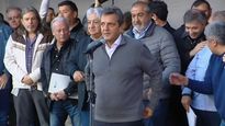 Respaldo. EL sindicalismo acompañó el anuncio de Sergio Massa con una movilización en la Plaza de Mayo y rodearon al ministro en el escenario. Entre otros, junto al candidato de UP, Héctor Daer y Pablo Moyano.