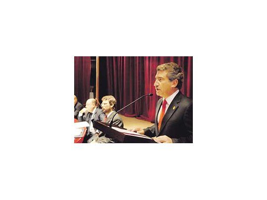 Con laAsambleaLegislativacomo telónde fondo, elgobernadorUrribarri lepuso untecho a laspretensionessalarialesde losgremios.