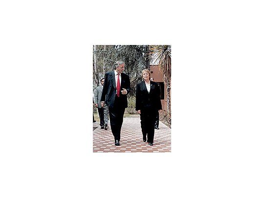 Néstor Kirchner y Michelle Bachelet arriban a la sede delencuentro, una bodega mendocina. Lo lógico: no cedió laArgentina en su postura sobre precio de gas.