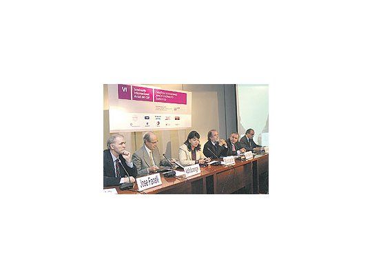 José Fanelli, Adolfo Sturzenegger, Silvina Vatnick, Daniel Montamat y Jorge Forteza debatieronayer sobre los desafíos para sostener el crecimiento económico.