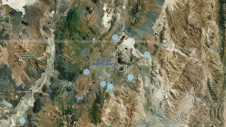 Los puntos en el mapa marca la ubicaci&oacute;n de los seis proyectos de litio en producci&oacute;n, desarrollo y construcci&oacute;n del Salar del Hombre Muerto. La l&iacute;nea punteada marca el l&iacute;mite provincial entre Salta (al norte) y Catamarca (al sur).