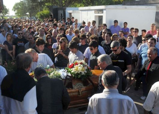 Cariño. Una multitud le brindó apoyo a la familia de Guido Falaschi.