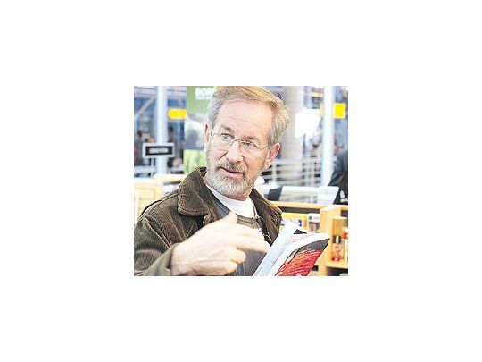 Steven Spielberg, un cineasta múltiple: continúa contestando a israelíes y palestinospor «Munich», y mientras tanto encara la producción de una remakede «Mary Poppins»