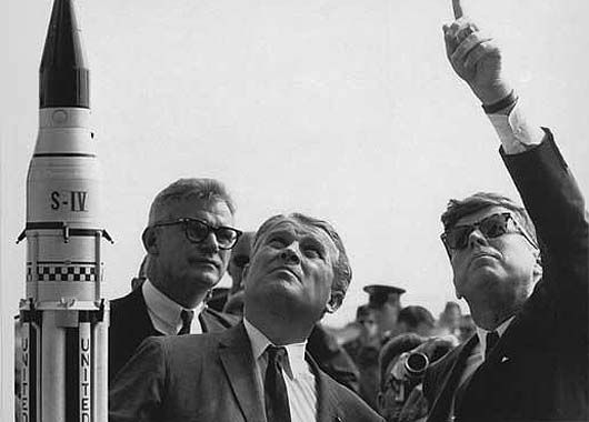 El padre del cohete, el alemán von Braun, explica los detalles al presidente Kennedy.