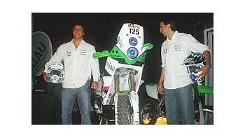 ámbito.com | Los integrantes del equipo junto a la mato Kawasaki.