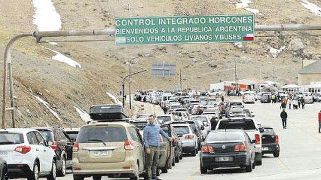 Aluvión. Una fuerte oleada de chilenos viene cruzando desde hace tiempo la cordillera de los Andes para comprar productos más baratos en Mendoza.