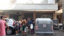 Los vecinos evacuados del edificio incendiado.&nbsp;