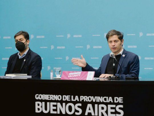 Agenda. Axel Kicillof y el jefe de Gabinete, Carlos Bianco, al confirmar la vacunación sin turno para los mayores de 45 años y, desde el viernes, para los + 40. Los anuncios incluyeron el inicio del reclutamiento de voluntarios.