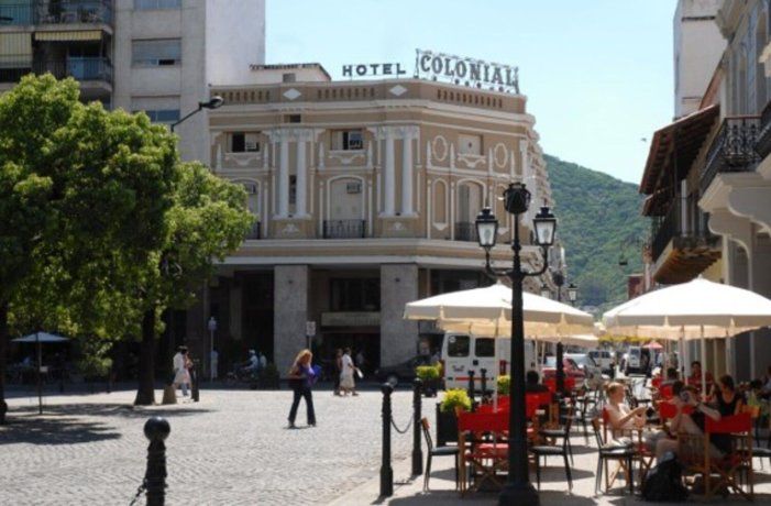 El Hotel Colonial Salta funciona en una casona del siglo XIX que combina arquitectura patrimonial, identidad local y confort contemporáneo.