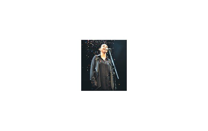 Adriana Calcanhotto interpretó los temas de su nuevo disco, donde hace un samba más intelectual y menos bailable que el habitual, en un concierto que, aunque algo reiterativo, resultó muy interesante.