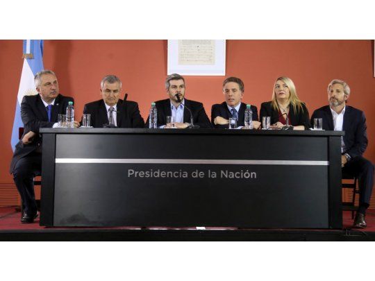 El jefe de gabinete, Marcos Peña; los ministros, Rogelio Frigerio y Nicolas Dujovne, junto a los gobernadores de Juluy, Tierra del Fuego y Misiones durante la conferencia de presnsa luego de reunirse con el presidente Mauricio Macri la semana pasada.
