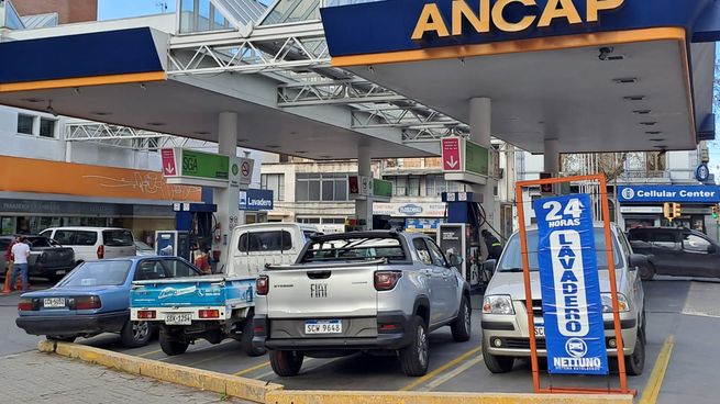 El Uruguay atraviesa unparo de transportistas y peligra el abastecimiento de combustible.