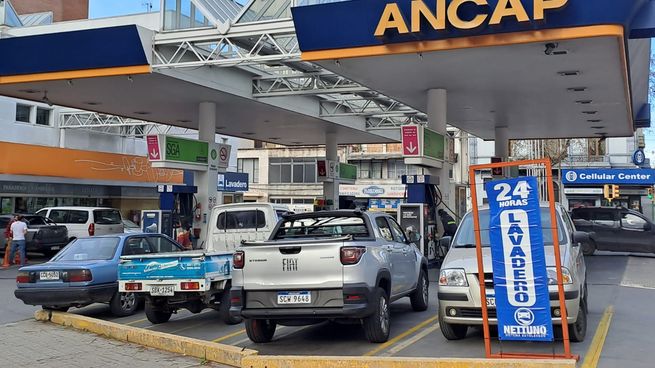 El presidente electo, Yamandú Orsi, propone un sistema trimestral de ajuste de precios de los combustibles.