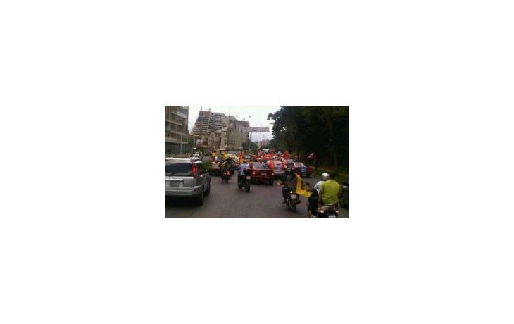 Caravana que acompañó a Chávez en su lanzamiento para la presidencia. Foto: El Nacional de Venezuela.