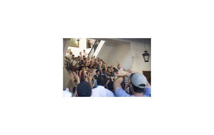 Policias de civil y familiares deliberan en la casa de gobierno provincial donde irrumpieron para hacer sus reclamos salariales.