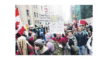 ámbito.com | Uno de los clásicos encuentros de los «indignados», en este caso en Toronto, refleja el malestar del grupo con el sistema financiero. La temperatura sigue en ascenso.
