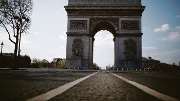 triunfo. El c&eacute;lebre arco de Par&iacute;s luce extra&ntilde;o sin las habituales multitudes de turistas a su alrededor. Las medidas de aislamiento social est&aacute;n teniendo &eacute;xito en todo el mundo para contener al virus Covid-19.