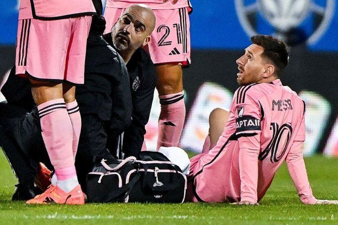 La cara de incredulidad de Lionel Messi que tras ser atendido por una fuerte falta que recibió, tuvo que estar fuera del campo 2 minutos por una nueva reglamentacion de la MLS que no contempla la FIFA.