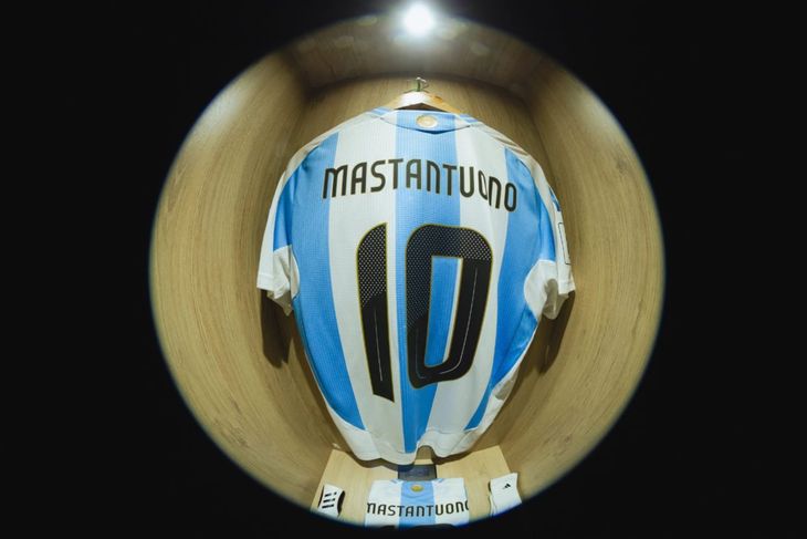 Franco Mastantuono, in charge of carrying the number '10'. Franco Mastantuono, in charge of carrying the number '10'.