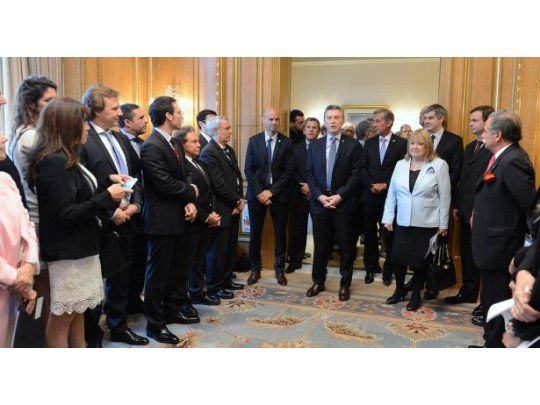 El presidente Mauricio Macri visitó esta mañana la sede de Berlín de la Automotriz Mercedes Benz.