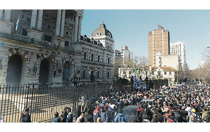 embestida. La reacción policial se disparó cuando intentaron forzar la reja perimetral de la gobernación.