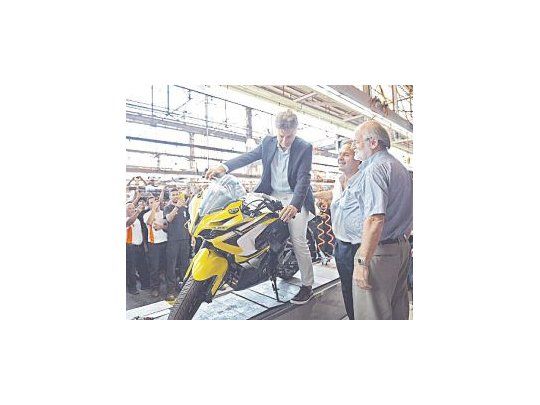 El presidente Mauricio Macri, en la planta de Corven Motos en Venado Tuerto sobre la nueva RS200 acompañado por el gobernador Miguel Lifschitz y recibidos por el anfitrión, el CEO del Grupo, Leandro Iraola.