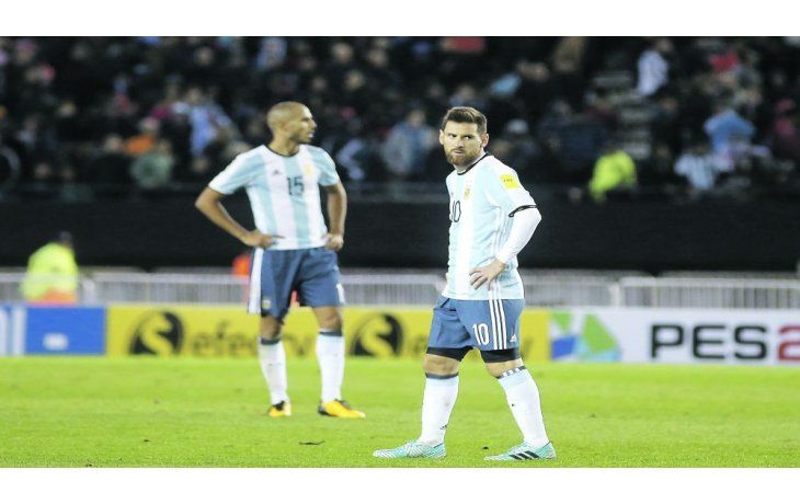 preocupados. El empate con Venezuela comprometió la clasificación al Mundial y por eso salió la idea de jugar en Boca para darle más “calor popular al equipo”.