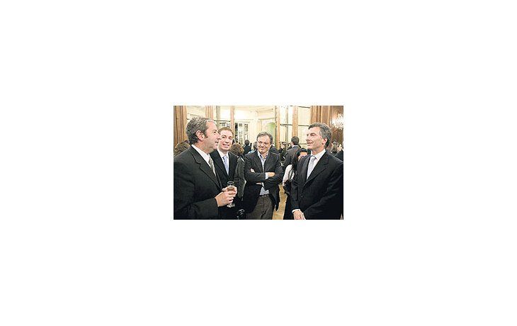 ámbito.com | Julio Cobos, antes de viajar a Santa Fe a mostrarse con opositores locales, se sacó fotos con Mauricio Macri en una cena con tenistas que jugarán desde hoy la semifinal de la Copa Davis en la Capital Federal (en la escena, el diputado filoduhaldista Diego