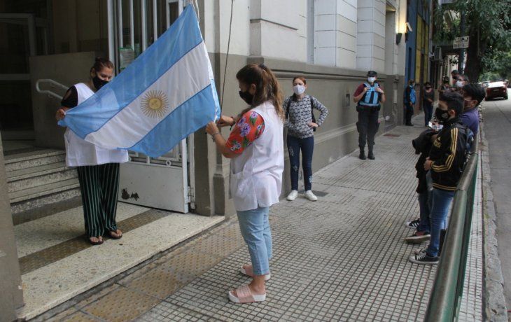 comienza la vacunacion de docentes: paso a paso como anotarse para sacar turno