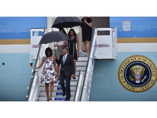 Obama y su familia, al llegar a Cuba