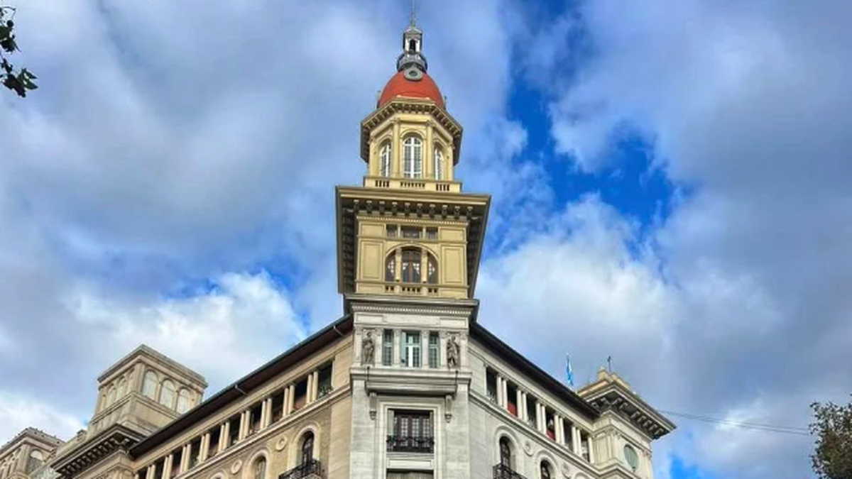 What it is like to live in La Inmobiliaria, the emblematic building next to the Barolo Palace