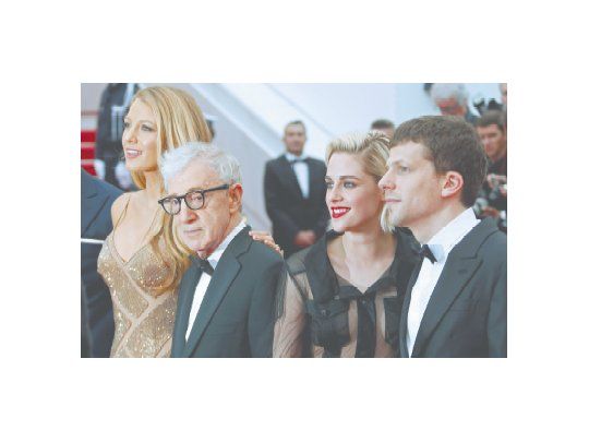 Blake Lively, Woody Allen, Kristen Stewart y Jesse Eisenberg en la alfombra roja, antes de la proyección de “Café Society”, en el Festival de Cannes.