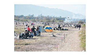 La tensión en la zona se mantuvo durante todo el fin de semana, luego del desalojo del jueves convertido en una batalla campal que derivó ayer en el desplazamiento del jefe de la Policía jujeña, comisario mayor (R) Jorge Ayarde.