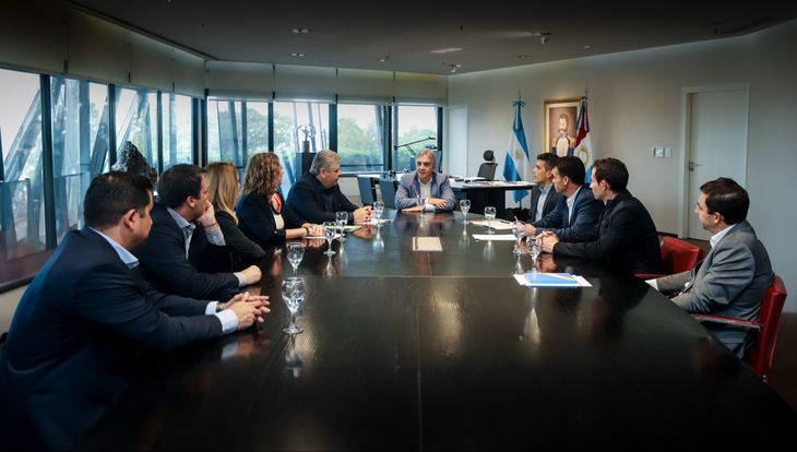 Llaryora también detalló que mantuvo un encuentro con actores clave del sector: “Me reuní con representantes del Clúster Automotriz y de Movilidad Sostenible de Córdoba, en un encuentro en el que reafirmamos nuestro compromiso en trabajar para impulsar la extensión del régimen a nivel nacional”, destacó. Llaryora también detalló que mantuvo un encuentro con actores clave del sector: “Me reuní con representantes del Clúster Automotriz y de Movilidad Sostenible de Córdoba, en un encuentro en el que reafirmamos nuestro compromiso en trabajar para impulsar la extensión del régimen a nivel nacional”, destacó.