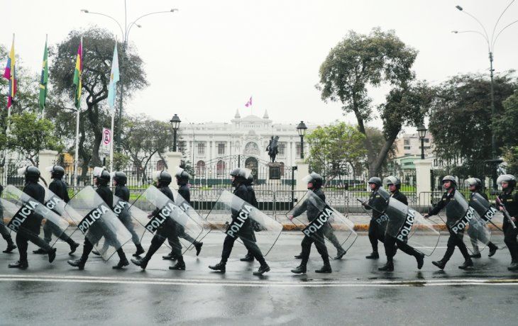 custodiado. Efectivos policiales se apostaron en las inmediaciones del Congreso en Lima en previsión de posibles enfrentamientos. La crisis institucional divide amargamente a los peruanos.