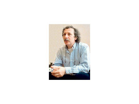 Alberto Lecchi: «Ciertos rasgos de Illia hoy pueden resultar increíbles. Tan es así que mientras ensayábamos un operador nos dijo: ‘Esa secuencia es inventada’».
