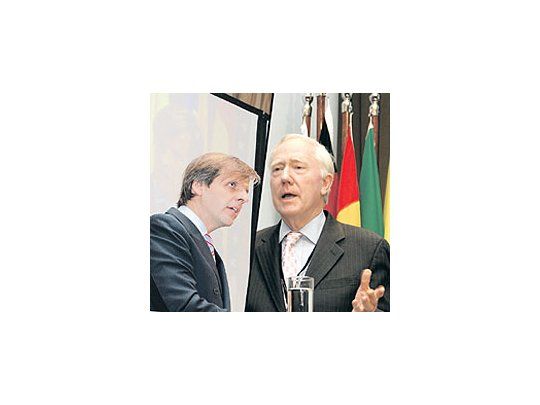 Martín Redrado, presidente del Banco Central, y AndrewCrockett, presidente del JP Morgan Chase, durante susdisertaciones en el BCRA.