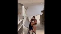 El momento en el que el techo se derrumba sobre la gente.