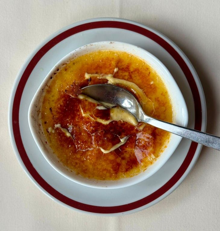 The version of Crème Brûlée with Orange and Haba Tonka, a citrus and spicy wink that transforms the closure of a carnivorous dinner. The version of Crème Brûlée with Orange and Haba Tonka, a citrus and spicy wink that transforms the closure of a carnivorous dinner.