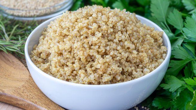 Consumida como un cereal, la quinoa destaca en la gastronomía por su alto valor nutricional y versatilidad.&nbsp;