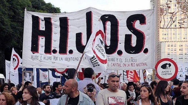 La agrupación de Derechos Humanos HIJOS denunció el ataque.