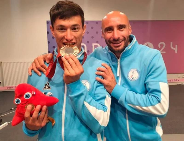 Fernando Vázquez with the Paralympic Games medal Fernando Vázquez with the Paralympic Games medal