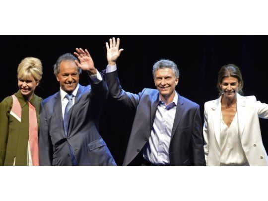 Foto final: Las parejas presidenciales, Daniel Scioli y Karina Rabolini y Mauricio Macri y Juliana Awada.