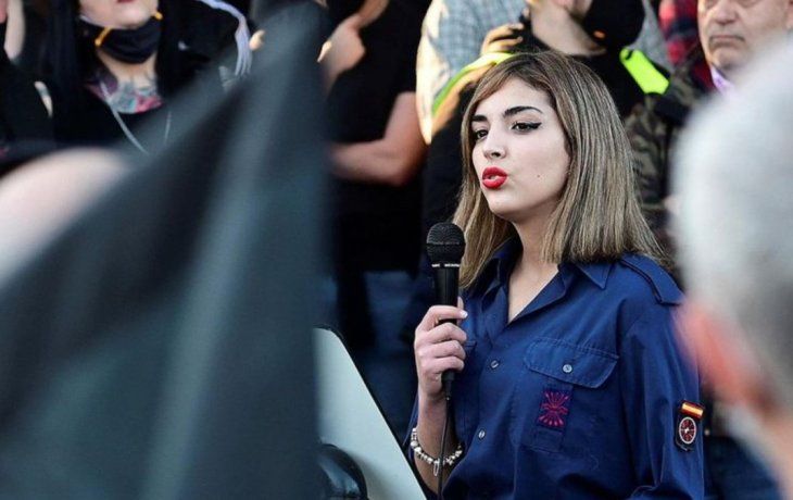 La joven Isabel Peralta generó polémica por su discurso antisemita durante un acto fascista en España.