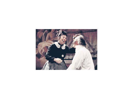 «El cordero de ojos azules», con Leonor Manso y Carlos Belloso, es una de las reposiciones del Complejo Teatral Buenos Aires.