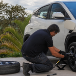 Cambio de neumático en un vehículo electrificado. La rueda de auxilio sigue como la solución más directa frente a imprevistos en ruta Cambio de neumático en un vehículo electrificado. La rueda de auxilio sigue como la solución más directa frente a imprevistos en ruta